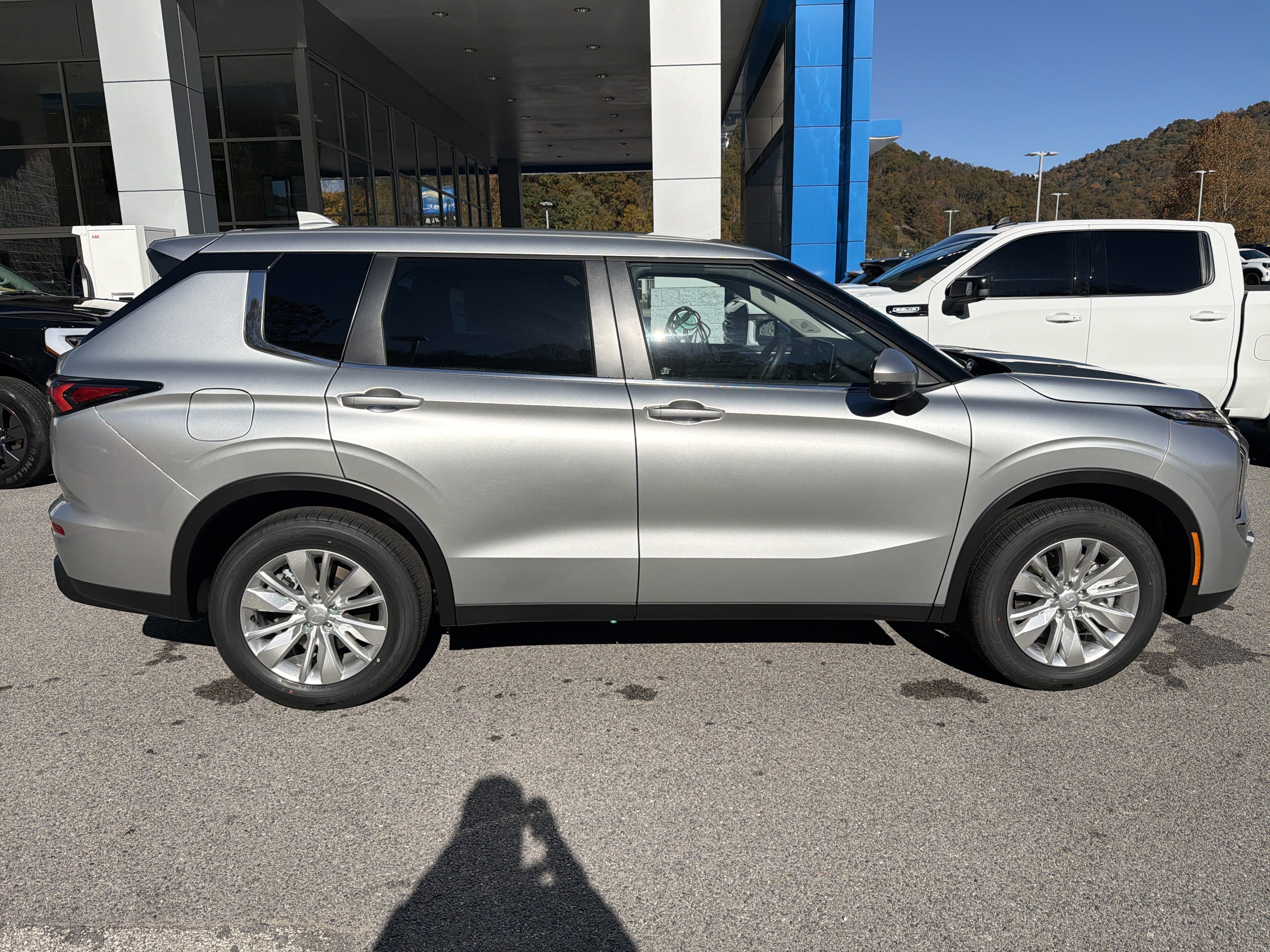 2026 Mitsubishi Outlander ES