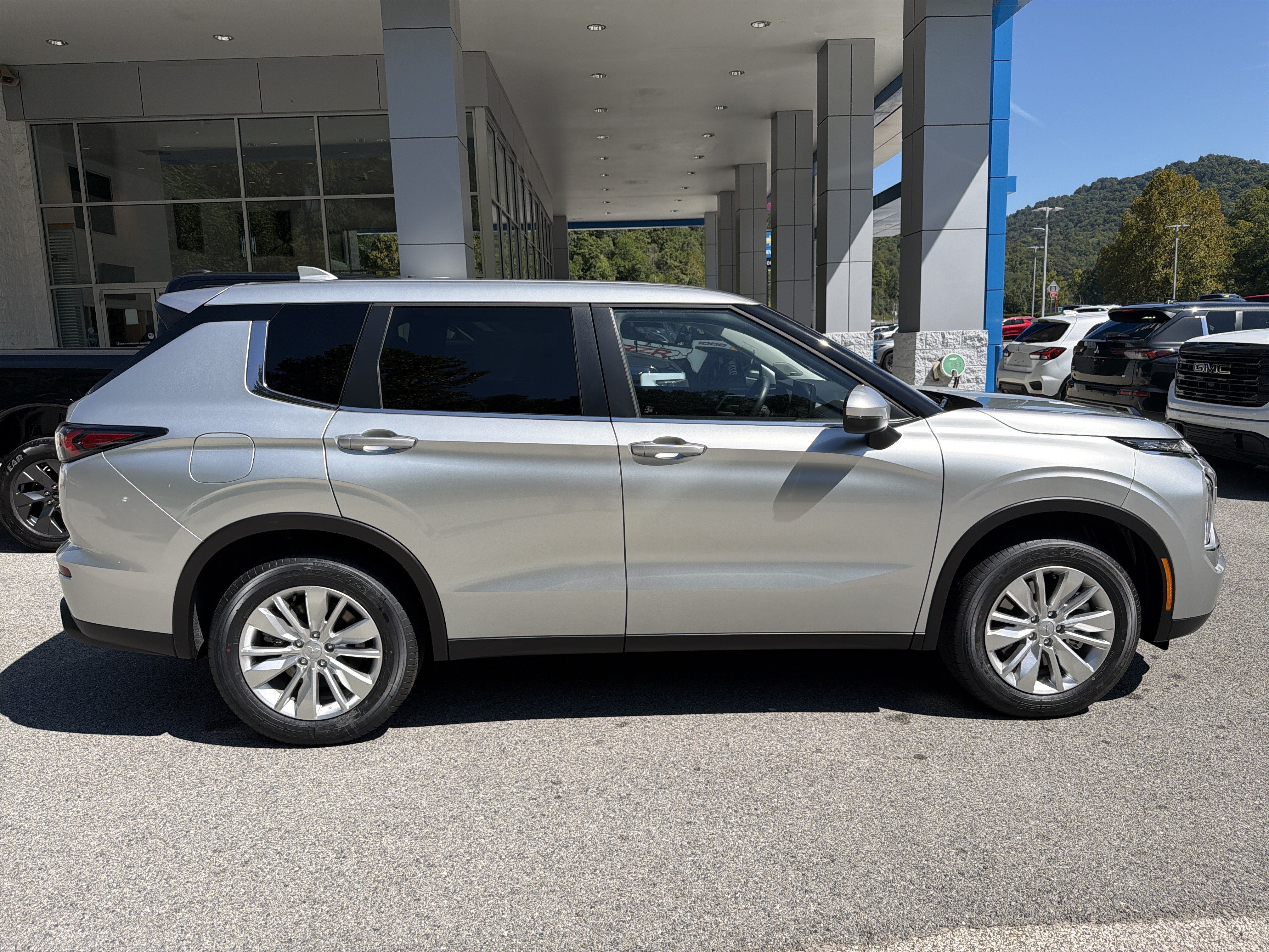 2026 Mitsubishi Outlander ES