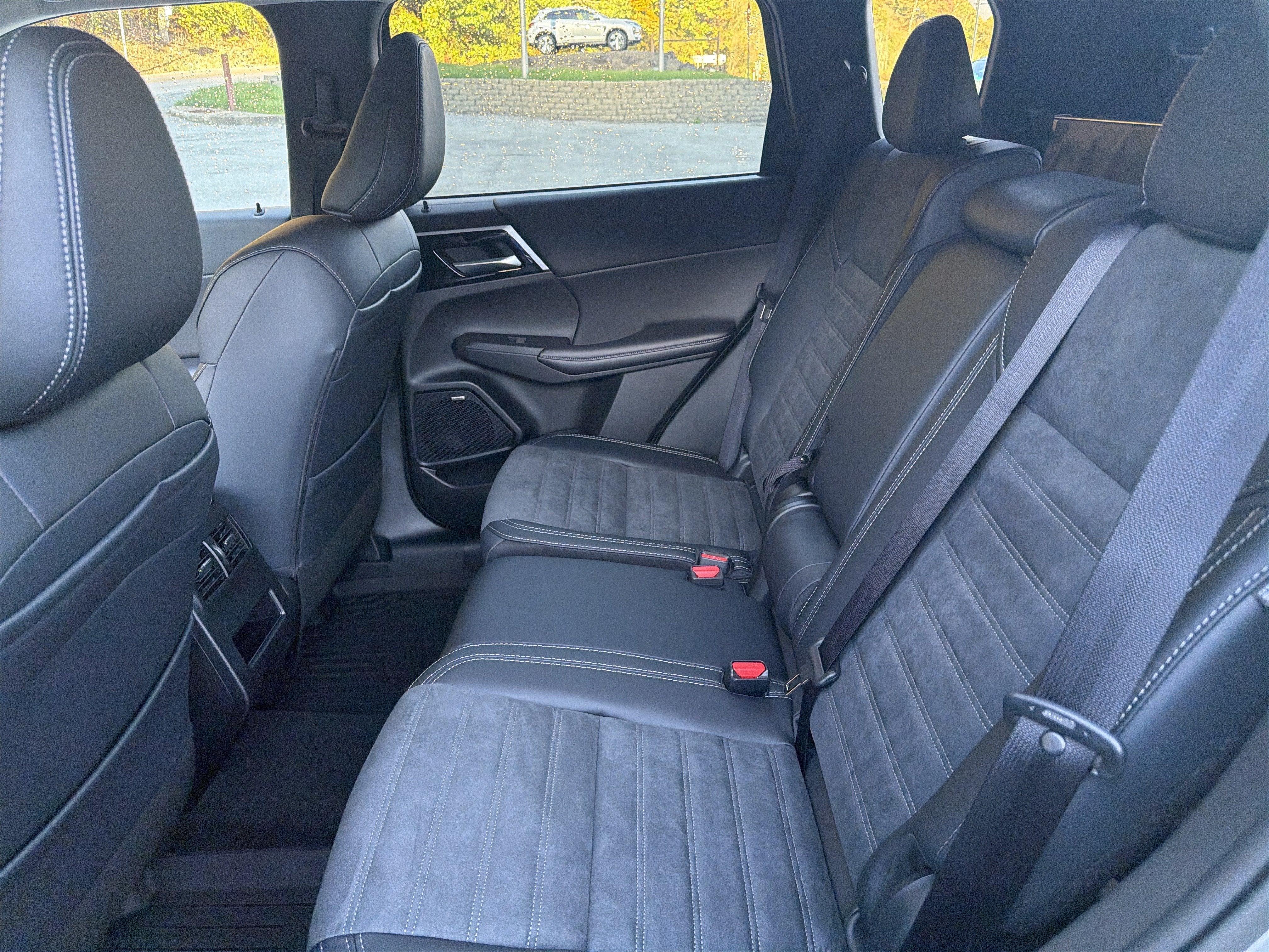 2027 Mitsubishi Outlander SE