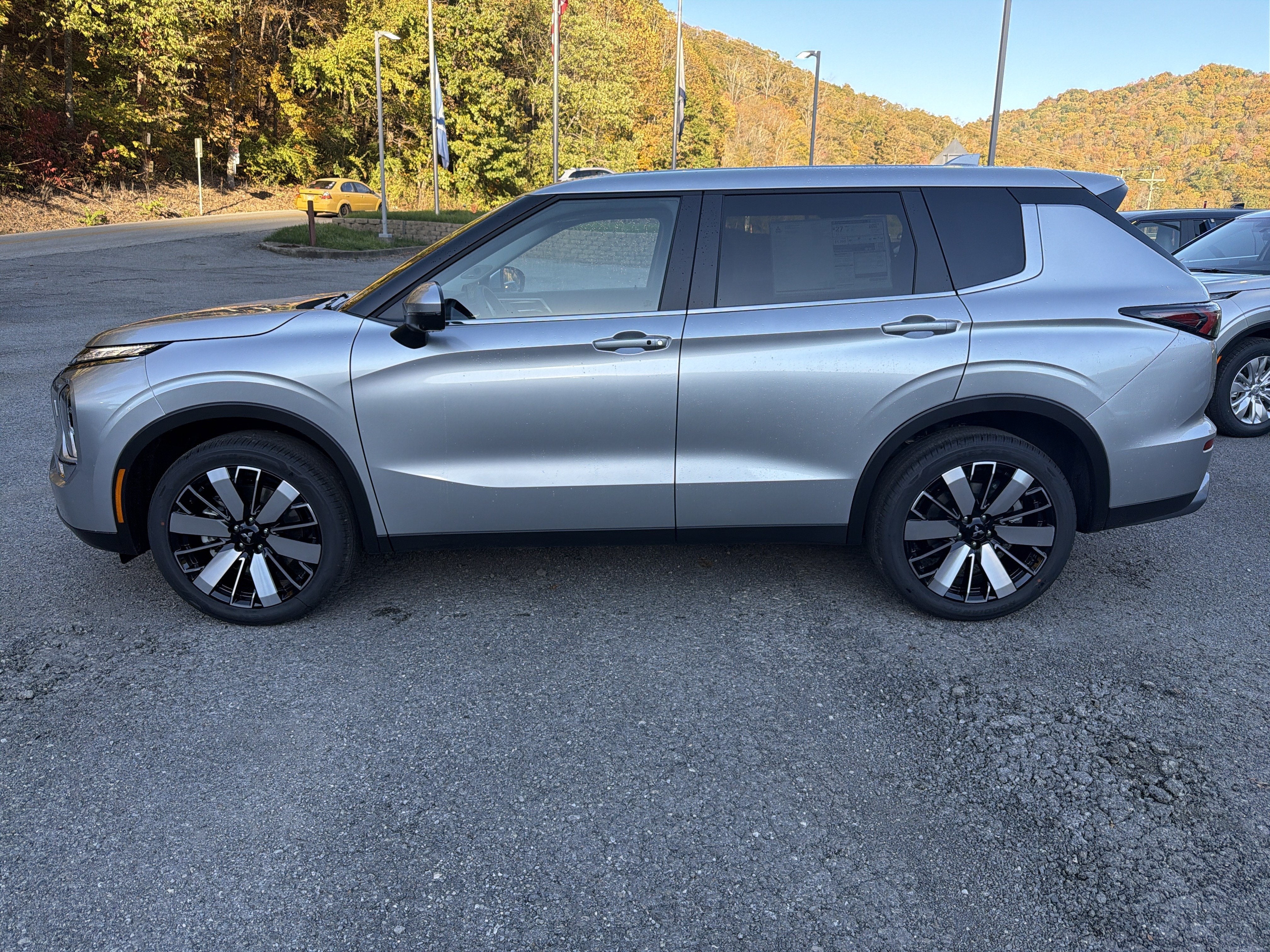 2027 Mitsubishi Outlander SE