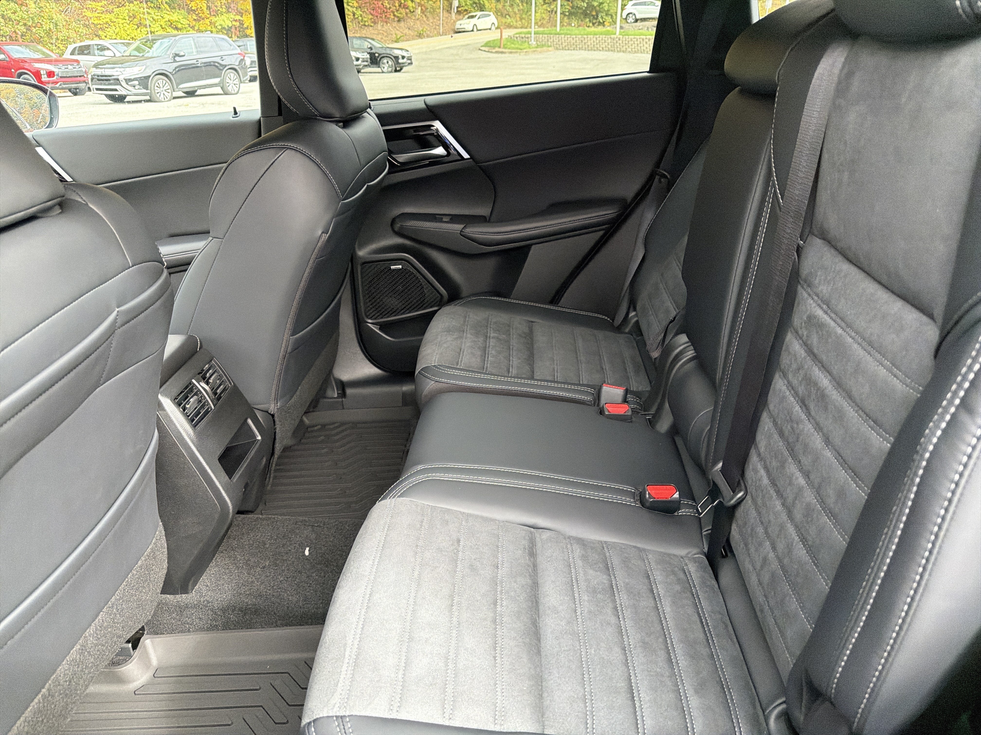2027 Mitsubishi Outlander LE
