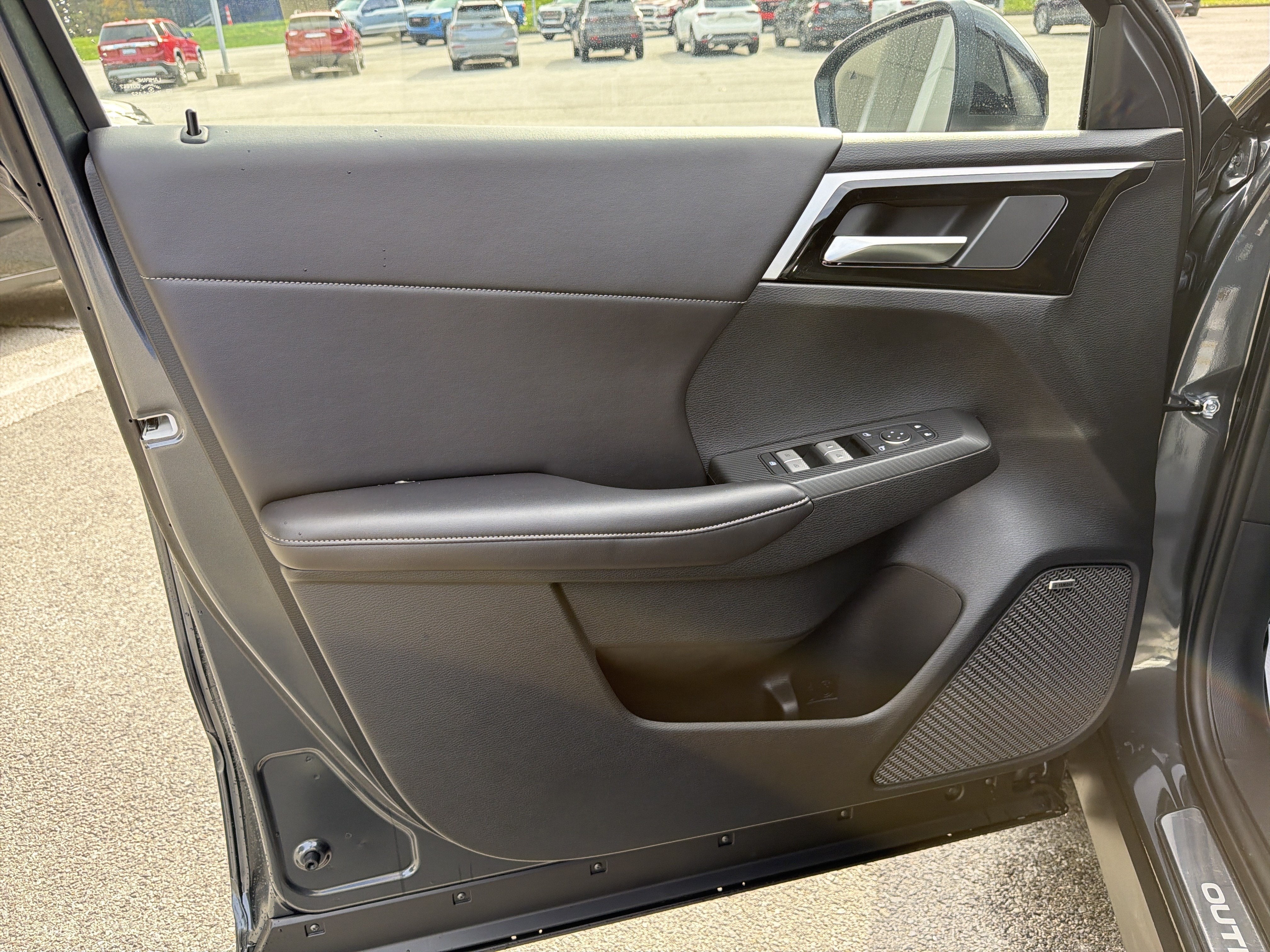 2027 Mitsubishi Outlander LE