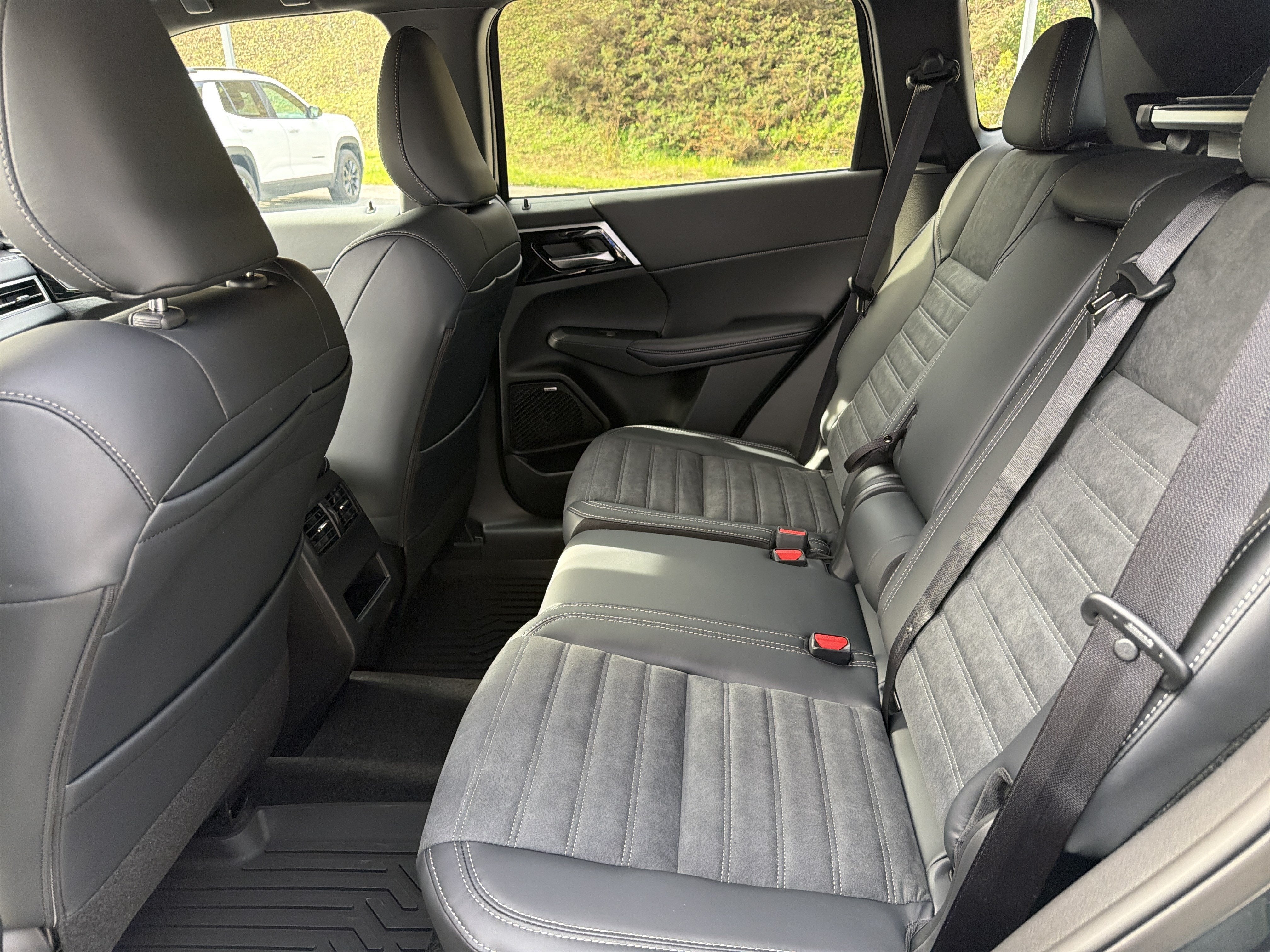 2027 Mitsubishi Outlander LE