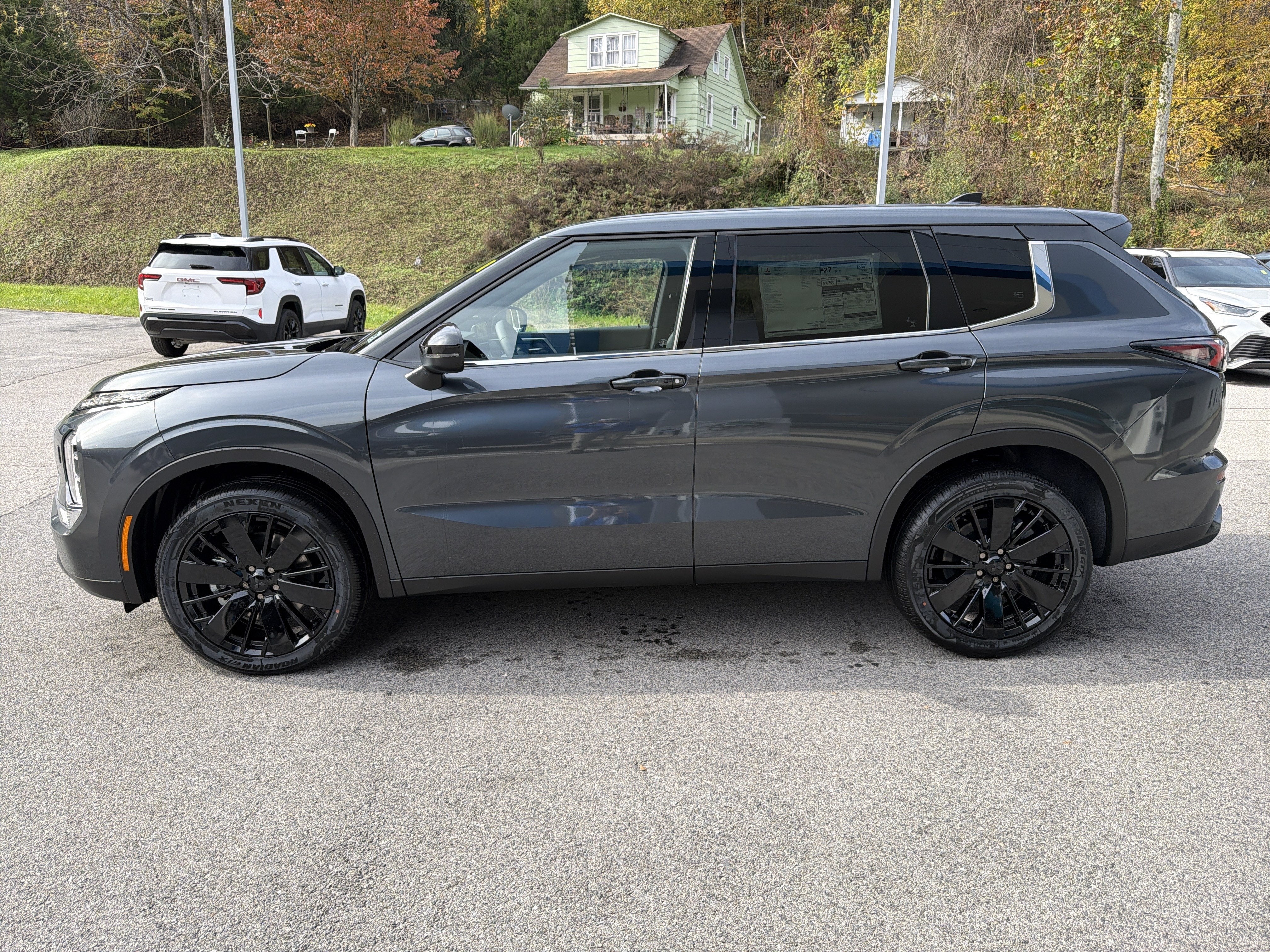 2027 Mitsubishi Outlander LE