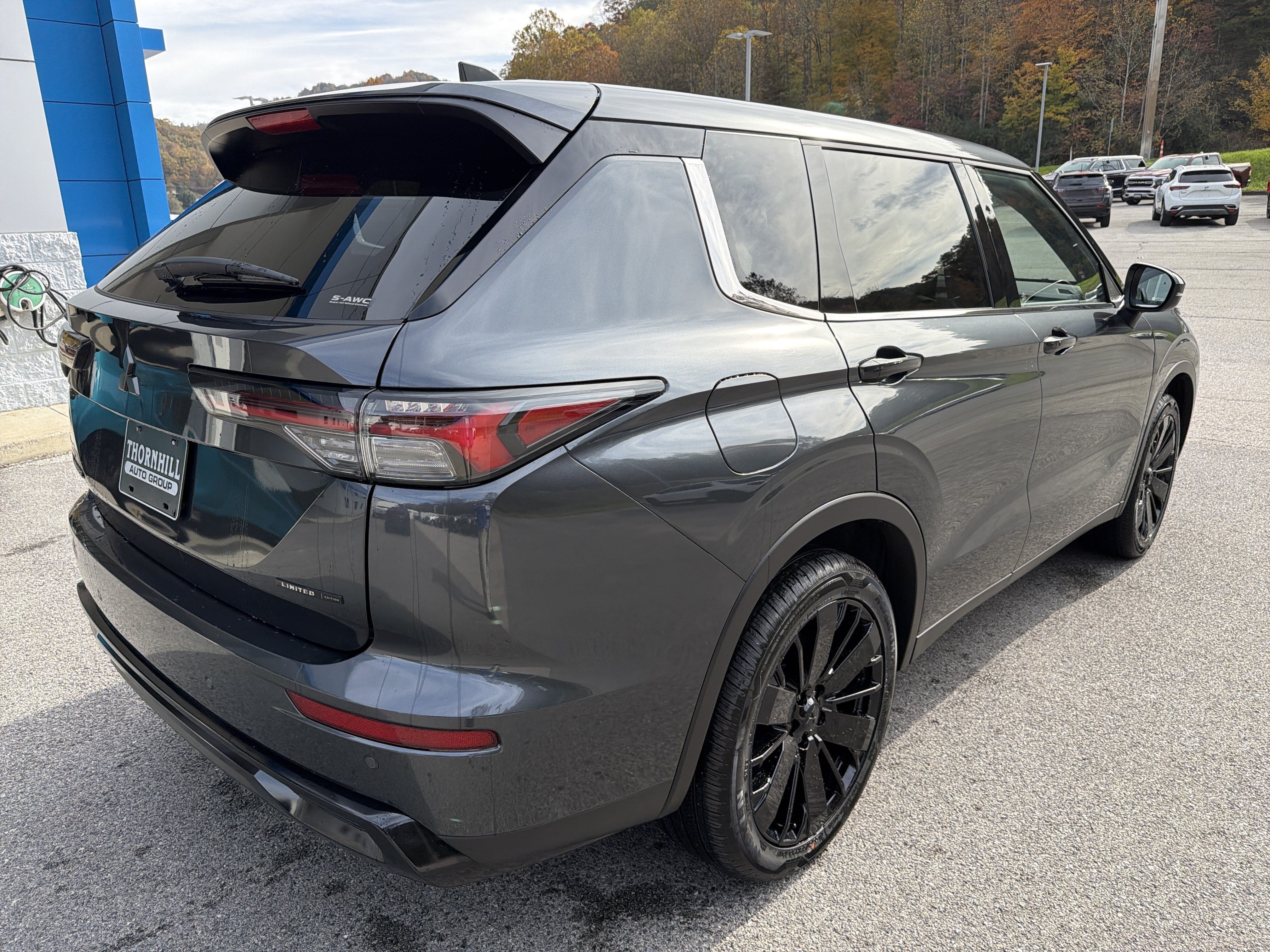 2027 Mitsubishi Outlander LE