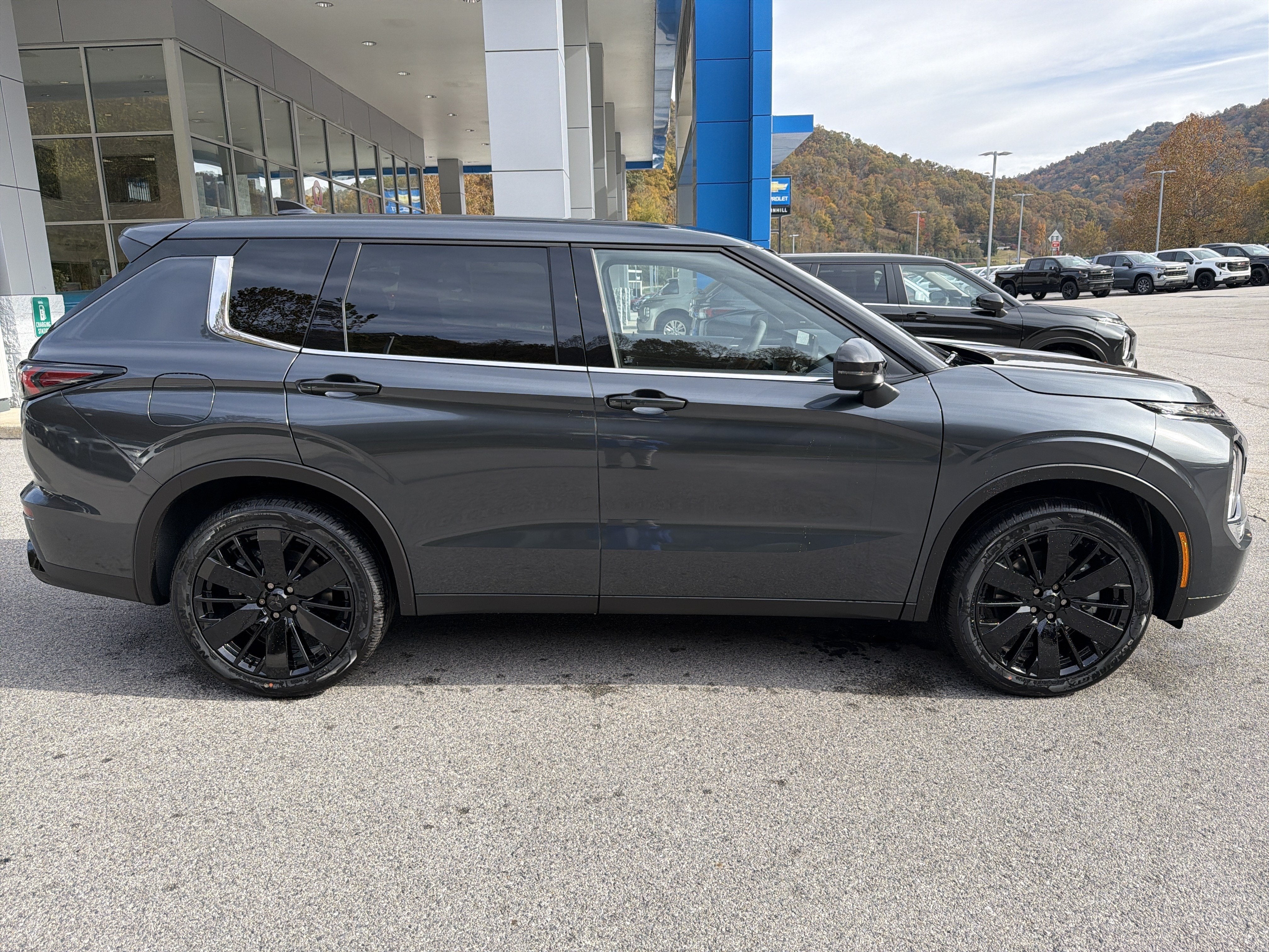 2027 Mitsubishi Outlander LE